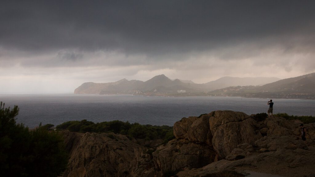 Der Photograph - auf der Punta de Capdepera bin ich nicht der Einzige, der die dramatische Lichtstimmung einfangen will.